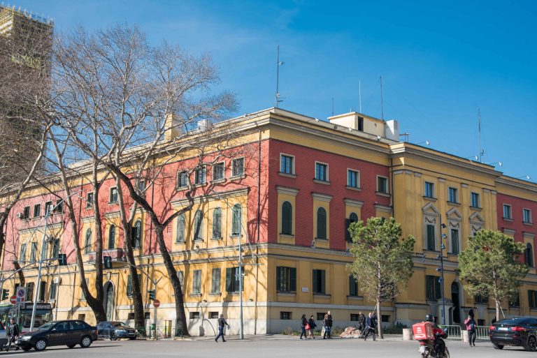 Suficit 49.1 mld lekë në fund të nëntorit, të ardhurat ecin fort, investimet mbeten pas